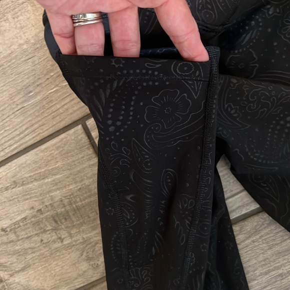 Old Navy women’s Active Black Floral capri Leggings XL TALL - Picture 6 of 6